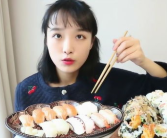 小姐姐小哥哥吃寿司图片,小姐姐小哥哥共享美食时光